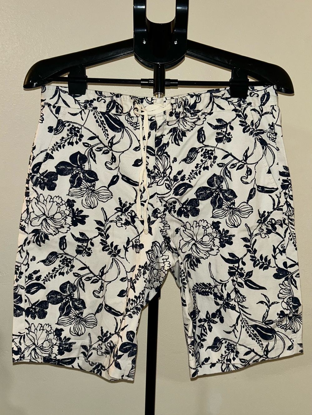 Men's White Floral Drawstring Shorts banana replublic